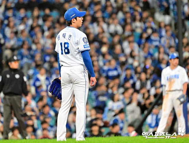 22일 오후 대구삼성라이온즈파크에서 열린 '2025 신한 SOL Bank KBO 포스트시즌' 한화 이글스와 삼성 라이온즈의 플레이오프 4차전 경기, 5회초 2사 2,3루 삼성 원태인이 한화 문현빈에게 스리런 홈런을 허용한 후 아쉬워하고 있다. 대구, 김한준 기자