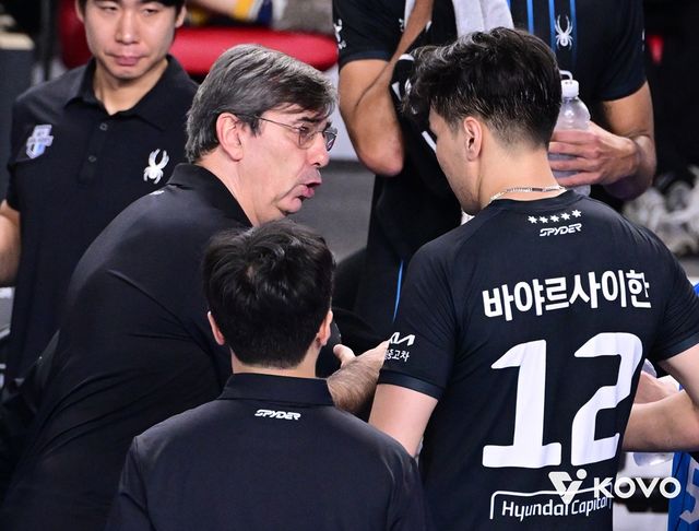 필립 블랑 감독이 이끄는 현대캐피탈은 22일 천안 유관순체육관에서 열린 진에어 2025-2026 V리그 남자부 1라운드 첫 경기에서 KB손배보험을 세트 스코어 3-2(25-23 22-25 20-25 25-18 15-10) 역전승을 거뒀다. 사진 한국배구연맹