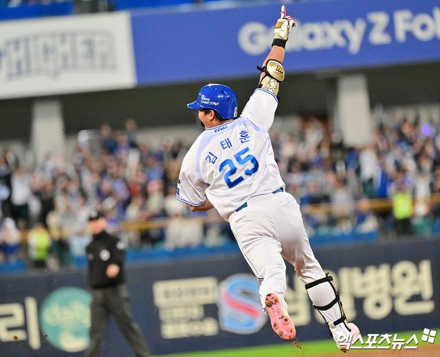 21일 오후 대구삼성라이온즈파크에서 열린 '2025 신한 SOL Bank KBO 포스트시즌' 한화 이글스와 삼성 라이온즈의 플레이오프 3차전 경기, 4회말 2사 삼성 김태훈이 솔로 홈런을 날린 후 기뻐하고 있다. 엑스포츠뉴스DB