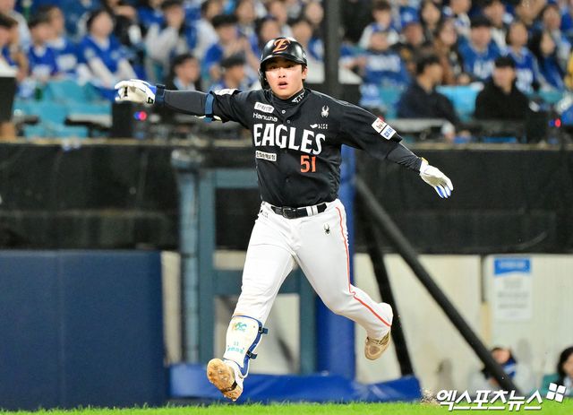 22일 오후 대구삼성라이온즈파크에서 열린 '2025 신한 SOL Bank KBO 포스트시즌' 한화 이글스와 삼성 라이온즈의 플레이오프 4차전 경기, 5회초 2사 2,3루 한화 문현빈이 스리런 홈런을 날린 후 기뻐하고 있다. 대구, 김한준 기자