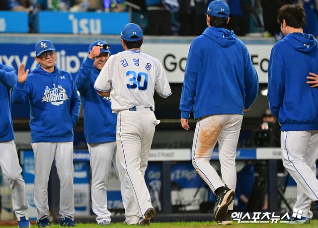 22일 오후 대구삼성라이온즈파크에서 열린 '2025 신한 SOL Bank KBO 포스트시즌' 한화 이글스와 삼성 라이온즈의 플레이오프 4차전 경기, 삼성이 김영웅의 연타석 스리런 홈런에 힘입어 한화에 7:4로 승리하며 승부를 최종 5차전으로 가져갔다. 이날 경기에서 승리한 삼성 박진만 감독이 선수들과 함께 기뻐하고 있다. 대구, 김한준 기자