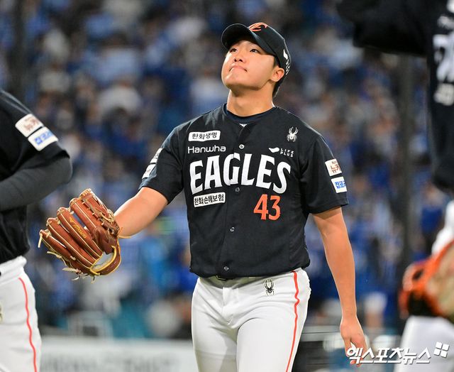 22일 오후 대구삼성라이온즈파크에서 열린 '2025 신한 SOL Bank KBO 포스트시즌' 한화 이글스와 삼성 라이온즈의 플레이오프 4차전 경기, 1회말 수비를 마친 한화 정우주가 더그아웃으로 향하고 있다. 대구, 김한준 기자