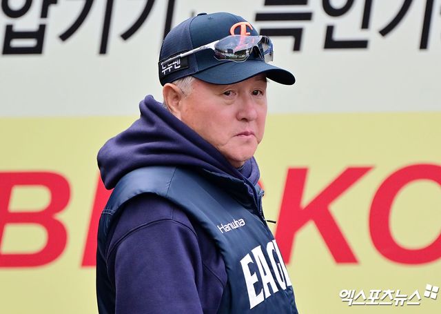 22일 오후 대구삼성라이온즈파크에서 열리는 '2025 신한 SOL Bank KBO 포스트시즌' 한화 이글스와 삼성 라이온즈의 플레이오프 4차전 경기, 한화 김경문 감독이 선수들의 훈련을 지켜보고 있다. 대구, 김한준 기자