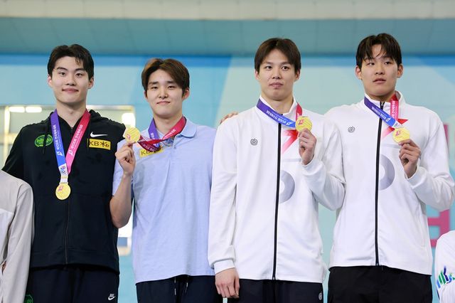 19일 부산 아시아드주경기장에서 열린 제106회 전국체육대회 수영 남자 계영 800m에서 금메달을 딴 강원도청 선수들이 기념 촬영하고 있다. 왼쪽부터 황선우, 김우민, 양재훈, 김영범. 사진 연합뉴스