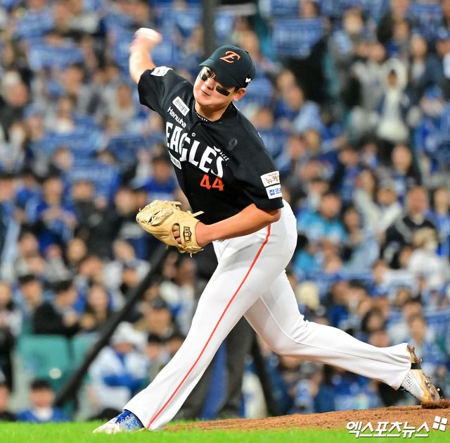22일 오후 대구삼성라이온즈파크에서 열린 '2025 신한 SOL Bank KBO 포스트시즌' 한화 이글스와 삼성 라이온즈의 플레이오프 4차전 경기, 6회말 무사 1,2루 한화 김서현이 공을 힘차게 던지고 있다. 김서현은 이날 이어지는 1사 1,3루 위기에서 김영웅에게 4-4 동점이 되는 스리런 홈런을 허용했다. 대구, 김한준 기자