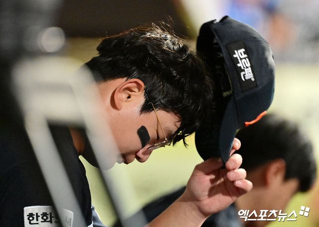 22일 오후 대구삼성라이온즈파크에서 열린 '2025 신한 SOL Bank KBO 포스트시즌' 한화 이글스와 삼성 라이온즈의 플레이오프 4차전 경기, 6회말 2사 1,2루 한화 김서현이 더그아웃에서 아쉬워하고 있다. 대전 1차전에서 9-8로 승리했던 한화는 2차전에서 3-7로 졌으나, 3차전을 5-4로 잡으면서 시리즈 전적 우위를 점했다. 이날 패배로 5차전에서 승부를 가리게 됐다. 대구, 김한준 기자