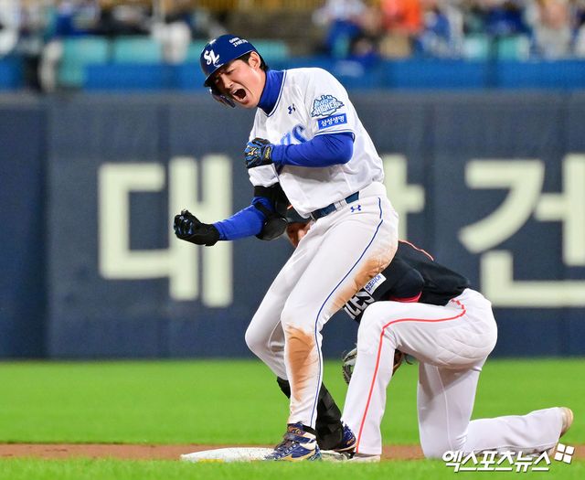 21일 오후 대구삼성라이온즈파크에서 열린 '2025 신한 SOL Bank KBO 포스트시즌' 한화 이글스와 삼성 라이온즈의 플레이오프 3차전 경기, 1회말 2사 삼성 구자욱이 2루타를 날린 후 기뻐하고 있다. 대구, 김한준 기자