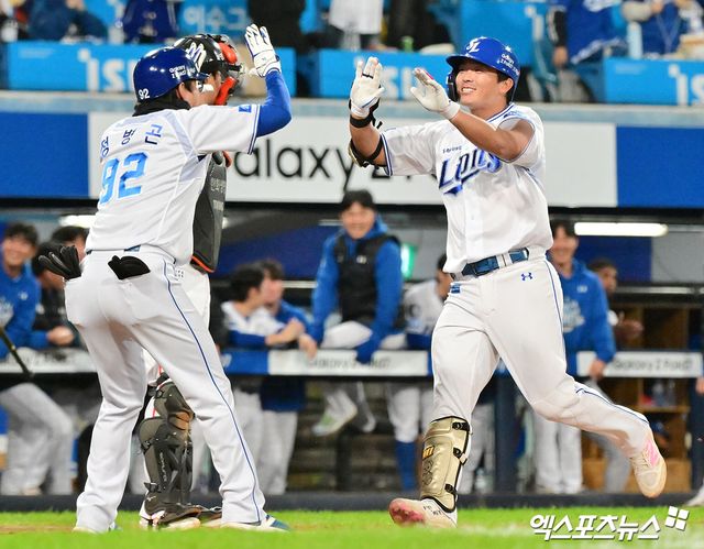 21일 오후 대구삼성라이온즈파크에서 열린 '2025 신한 SOL Bank KBO 포스트시즌' 한화 이글스와 삼성 라이온즈의 플레이오프 3차전 경기, 4회말 2사 삼성 김태훈이 솔로 홈런을 날린 후 기뻐하고 있다. 엑스포츠뉴스DB