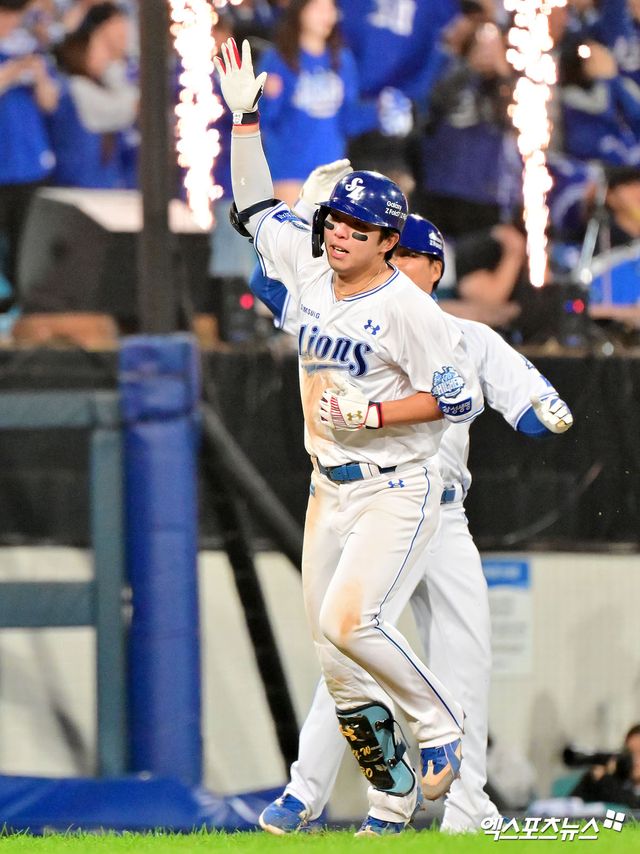 22일 오후 대구삼성라이온즈파크에서 열린 '2025 신한 SOL Bank KBO 포스트시즌' 한화 이글스와 삼성 라이온즈의 플레이오프 4차전 경기, 6회말 1사 1,3루 삼성 김영웅이 스리런 홈런을 날린 후 기뻐하고 있다. 대구, 김한준 기자