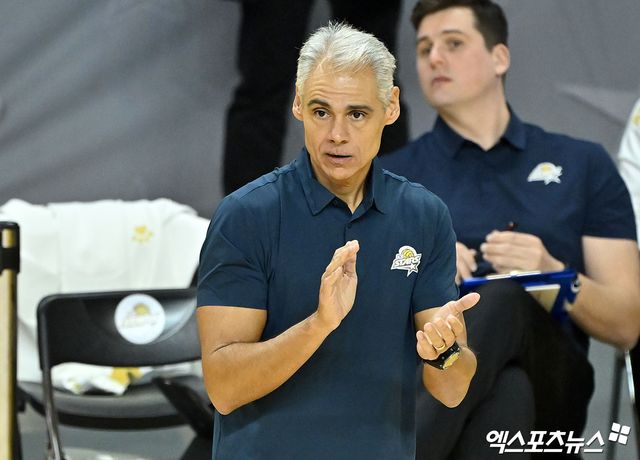 레오나르도 아폰소 감독이 이끄는 KB손해보험이 22일 천안 유관순체육관에서 열리는 2025-2026 V리그 첫 경기에서 현대캐피탈을 상대로 승리를 노린다. 사진 엑스포츠뉴스 DB