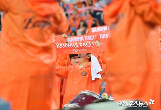 22일 오후 대구삼성라이온즈파크에서 열린 '2025 신한 SOL Bank KBO 포스트시즌' 한화 이글스와 삼성 라이온즈의 플레이오프 4차전 경기, 한화 팬들이 열띤 응원을 선보이고 있다. 대구, 김한준 기자