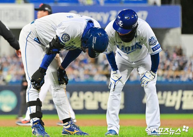 21일 오후 대구삼성라이온즈파크에서 열린 '2025 신한 SOL Bank KBO 포스트시즌' 한화 이글스와 삼성 라이온즈의 플레이오프 3차전 경기, 4회말 1사 삼성 구자욱이 내야땅볼을 친 후 1루에서 헤드퍼스트 슬라이딩으로 세이프가 된 후 숨을 고르고 있다. 대구, 김한준 기자