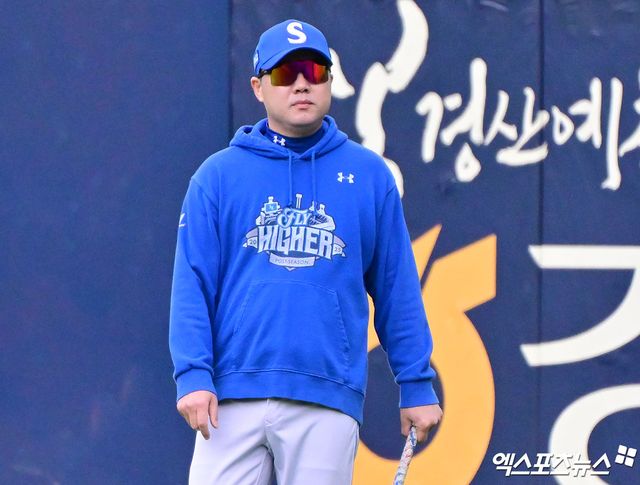 21일 오후 대구삼성라이온즈파크에서 열리는 '2025 신한 SOL Bank KBO 포스트시즌' 한화 이글스와 삼성 라이온즈의 플레이오프 3차전 경기, 삼성 박진만 감독이 선수들의 훈련을 지켜보고 있다. 대구, 김한준 기자
