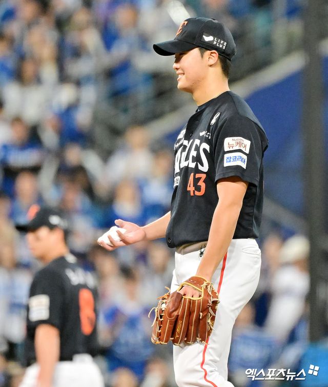 22일 오후 대구삼성라이온즈파크에서 열린 '2025 신한 SOL Bank KBO 포스트시즌' 한화 이글스와 삼성 라이온즈의 플레이오프 4차전 경기, 3회말 한화 정우주가 삼성 양도근을 삼진으로 처리한 후 미소를 보이고 있다. 대구, 김한준 기자