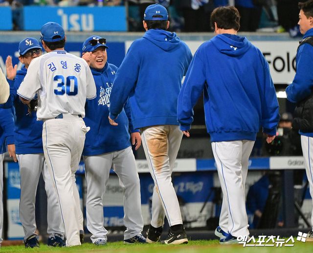  22일 오후 대구삼성라이온즈파크에서 열린 '2025 신한 SOL Bank KBO 포스트시즌' 한화 이글스와 삼성 라이온즈의 플레이오프 4차전 경기, 삼성이 김영웅의 연타석 스리런 홈런에 힘입어 한화에 7:4로 승리하며 승부를 최종 5차전으로 가져갔다. 이날 경기에서 승리한 삼성 박진만 감독이 선수들과 함께 기뻐하고 있다. 대구, 김한준 기자