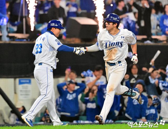 22일 오후 대구삼성라이온즈파크에서 열린 '2025 신한 SOL Bank KBO 포스트시즌' 한화 이글스와 삼성 라이온즈의 플레이오프 4차전 경기, 7회말 1사 1,2루 삼성 김영웅이 스리런 홈런을 날리고 있다. 대구, 김한준 기자