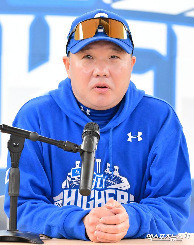 22일 오후 대구삼성라이온즈파크에서 열리는 '2025 신한 SOL Bank KBO 포스트시즌' 한화 이글스와 삼성 라이온즈의 플레이오프 4차전 경기, 삼성 박진만 감독이 취재진과 대화를 나누고 있다. 대구, 김한준 기자