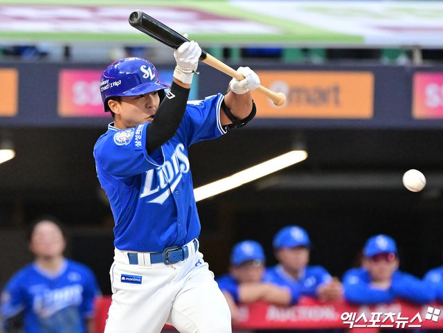 11일 오후 인천SSG랜더스필드에서 열린 '2025 신한 SOL Bank KBO 포스트시즌' 삼성 라이온즈와 SSG 랜더스의 준플레이오프 2차전 경기, 9회초 무사 1루 삼성 양도근이 희생번트를 시도하고 있다. 엑스포츠뉴스DB