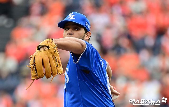 18일 오후 대전한화생명볼파크에서 열린 '2025 신한 SOL Bank KBO 포스트시즌' 삼성 라이온즈와 한화 이글스의 플레이오프 1차전 경기, 1회말 삼성 선발투수 가라비토가 역투하고 있다. 엑스포츠뉴스DB