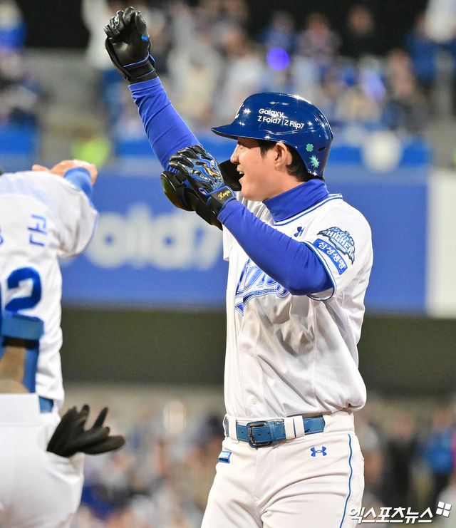 22일 오후 대구삼성라이온즈파크에서 열린 '2025 신한 SOL Bank KBO 포스트시즌' 한화 이글스와 삼성 라이온즈의 플레이오프 4차전 경기, 6회말 무사 1,3루 삼성 구자욱이 1타점 적시타를 날리고 있다. 대구, 김한준 기자