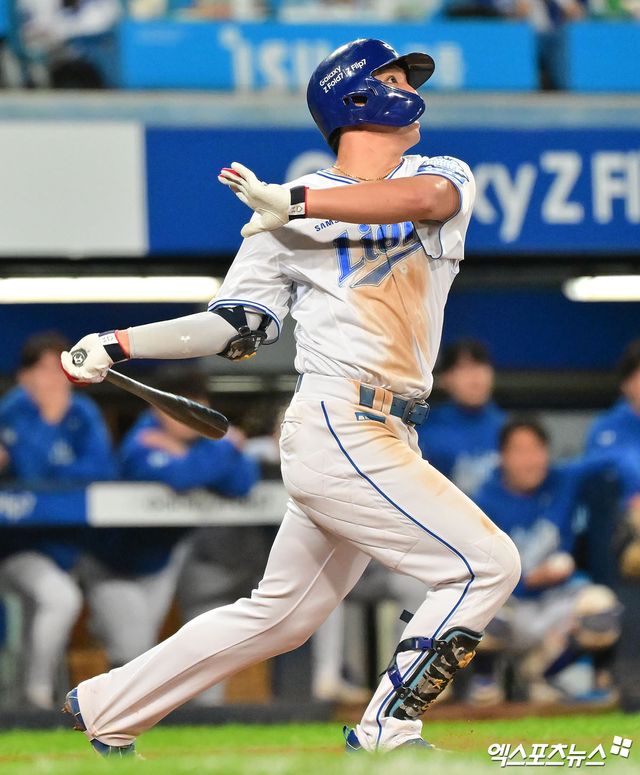 22일 오후 대구삼성라이온즈파크에서 열린 '2025 신한 SOL Bank KBO 포스트시즌' 한화 이글스와 삼성 라이온즈의 플레이오프 4차전 경기, 7회말 1사 1,2루 삼성 김영웅이 스리런 홈런을 날리고 있다. 대구, 김한준 기자