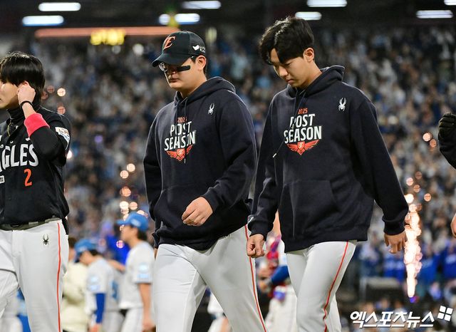 22일 오후 대구삼성라이온즈파크에서 열린 '2025 신한 SOL Bank KBO 포스트시즌' 한화 이글스와 삼성 라이온즈의 플레이오프 4차전 경기, 삼성이 김영웅의 연타석 스리런 홈런에 힘입어 한화에 7:4로 승리하며 승부를 최종 5차전으로 가져갔다. 경기 종료 후 한화 김서현이 아쉬워하고 있다. 대구, 김한준 기자
