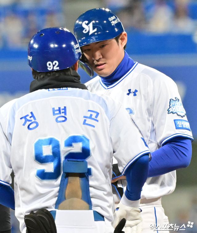 22일 오후 대구삼성라이온즈파크에서 열린 '2025 신한 SOL Bank KBO 포스트시즌' 한화 이글스와 삼성 라이온즈의 플레이오프 4차전 경기, 1회말 2사 삼성 구자욱이 중전안타를 날리고 있다. 대구, 김한준 기자