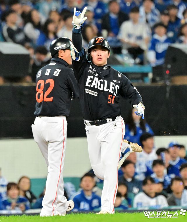 22일 오후 대구삼성라이온즈파크에서 열린 '2025 신한 SOL Bank KBO 포스트시즌' 한화 이글스와 삼성 라이온즈의 플레이오프 4차전 경기, 5회초 2사 2,3루 한화 문현빈이 스리런 홈런을 날린 후 그라운드를 돌고 있다. 대구, 김한준 기자