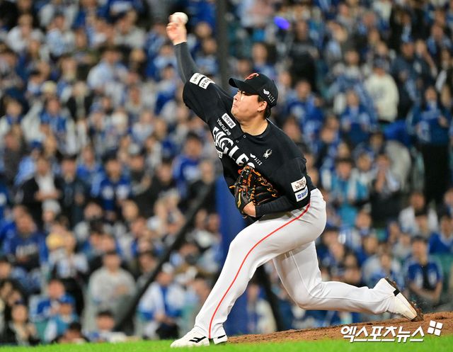 22일 오후 대구삼성라이온즈파크에서 열린 '2025 신한 SOL Bank KBO 포스트시즌' 한화 이글스와 삼성 라이온즈의 플레이오프 4차전 경기, 7회말 한화 한승혁이 공을 힘차게 던지고 있다. 대전 1차전에서 9-8로 승리했던 한화는 2차전에서 3-7로 졌으나, 3차전을 5-4로 잡으면서 시리즈 전적 우위를 점했다. 1승만 더 하면 19년 만의 한국시리즈 진출을 이루는 것이었으나 일단 이날 패배로 5차전에서 승부를 가리게 됐다. 대구, 김한준 기자