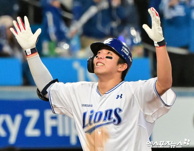 22일 오후 대구삼성라이온즈파크에서 열린 '2025 신한 SOL Bank KBO 포스트시즌' 한화 이글스와 삼성 라이온즈의 플레이오프 4차전 경기, 7회말 1사 1,2루 삼성 김영웅이 스리런 홈런을 날리고 있다. 대구, 김한준 기자