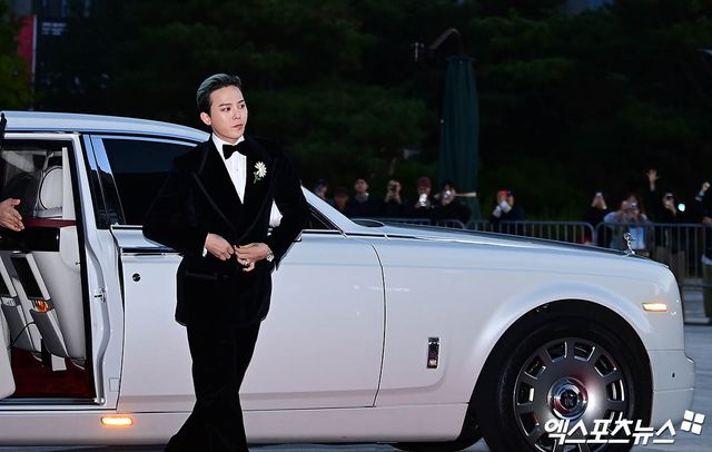 최고급 세단에서 하차