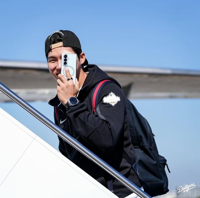 미국 메이저리그 LA 다저스의 김혜성이 팀 동료들과 함께 28일(한국시간) 토론토로 향하는 구단 전용기에 탑승, 2025 월드시리즈 최종 엔트리 포함 가능성이 높아졌다. 사진 LA 다저스 인스타그램