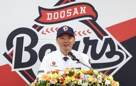 김원형 두산 베어스 신임 감독이 23일 서울 잠실야구장에서 열린 취임식에서 취임사를 하고 있다. 연합뉴스