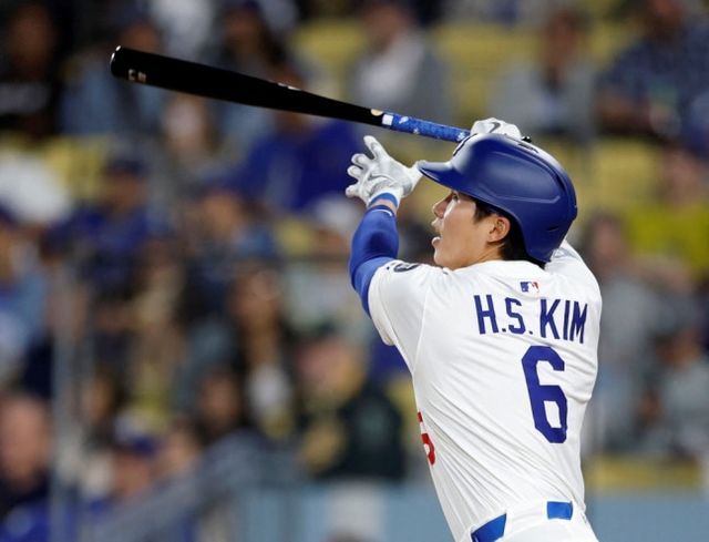 미국 메이저리그 LA 다저스의 김혜성이 팀 동료들과 함께 28일(한국시간) 토론토로 향하는 구단 전용기에 탑승, 2025 월드시리즈 최종 엔트리 포함 가능성이 높아졌다. 사진 연합뉴스