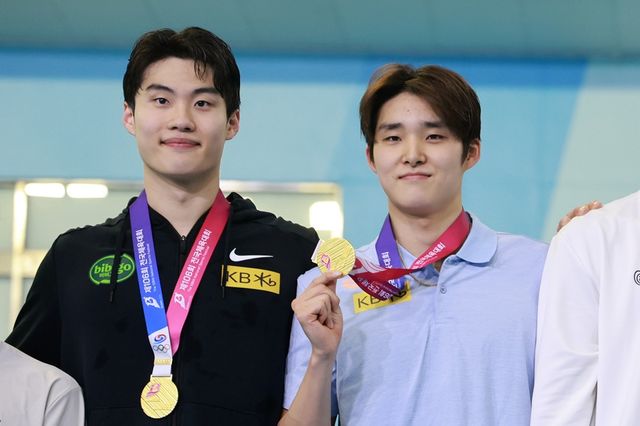 19일 부산 아시아드주경기장에서 열린 제106회 전국체육대회 수영 남자 계영 800m에서 금메달을 딴 황선우(강원도청)와 김우민(강원도청)이 기념 촬영하고 있다. 사진 연합뉴스
