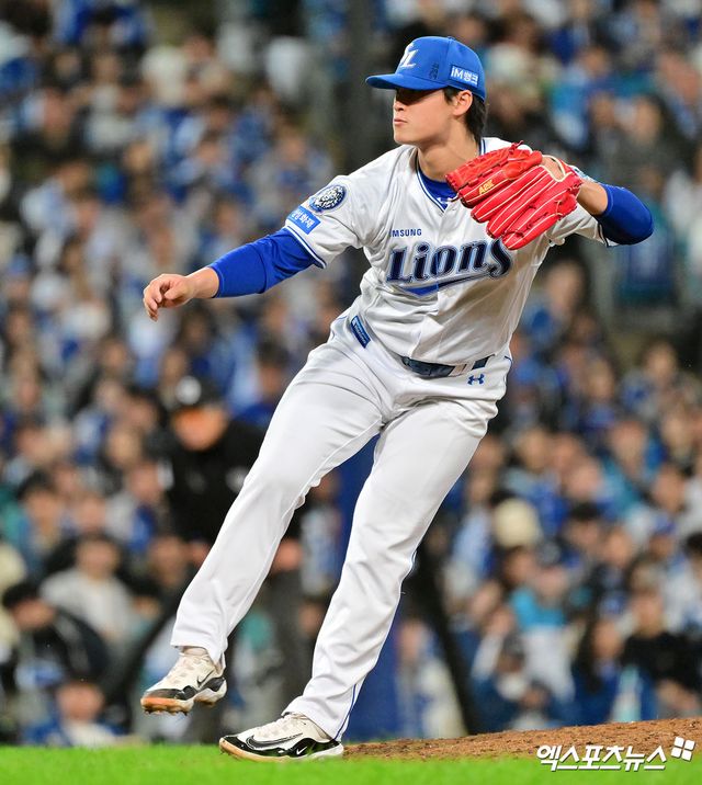 KBO가 다음달 개최되는 국가대표팀의 'K-BASEBALL SERIES' 일부 선수를 교체했다. 최근 포스트시즌에서 맹활약을 펼치고 있는 삼성 라이온즈 우완 파이어볼러 이호성이 태극마크를 단다. KBO는 23일 '전력강화위원회가 부상으로 출전이 어려워진 두산 베어스 최승용, NC 다이노스 김영규를 대체할 선수로 롯데 자이언츠 이민석과 삼성 라이온즈 이호성의 선발을 확정했다'고 밝혔다. 류지현 감독이 이끄는 국가대표팀은 오는 11월 8~9일 고척스카이돔에서 체코, 15~16일 도쿄돔에서 일본과 평가전을 치르는 K-베이스볼 시리즈(K-BASEBALL SERIES)를 진행한다. 엑스포츠뉴스DB