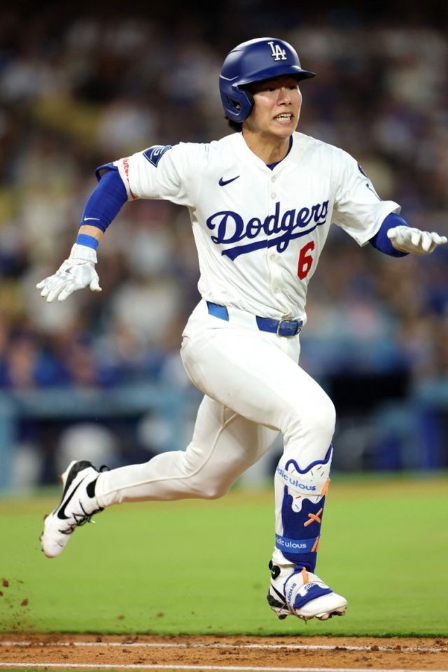 미국 메이저리그 LA 다저스의 김혜성이 팀 동료들과 함께 28일(한국시간) 토론토로 향하는 구단 전용기에 탑승, 2025 월드시리즈 최종 엔트리 포함 가능성이 높아졌다. 사진 연합뉴스