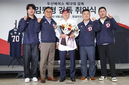 곽빈(왼쪽부터), 고영섭 대표이사, 김원형 두산 베어스 신임 감독, 김태룡 단장, 양의지가 23일 서울 잠실야구장에서 열린 취임식을 마친 후 기념 촬영하고 있다. 연합뉴스