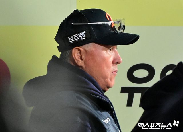 한화 이글스가 19년 만의 한국시리즈 진출 운명이 걸린 마지막 벼랑 끝 맞대결을 펼친다. 다 잡았던 4차전을 내준 충격 속에 한화 김경문 감독은 김서현을 5차전 9회 마무리 투수로 예고했다. 김 감독의 굳건한 믿음의 야구가 5차전에선 통할 수 있을지 주목되는 분위기다.&nbsp;한화는 24일 대전 한화생명볼파크에서 삼성 라이온즈와 2025 신한 SOL 뱅크 KBO 플레이오프 5차전을 치른다.&nbsp;두 팀은 시리즈 전적 2승 2패로 팽팽하게 맞서고 있다. 엑스포츠뉴스DB