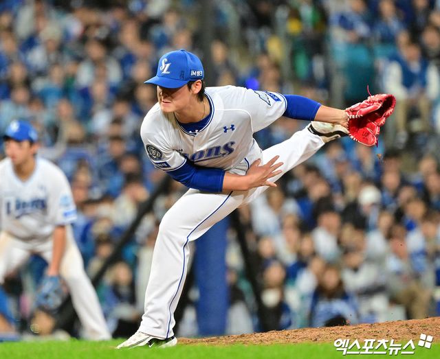 21일 오후 대구삼성라이온즈파크에서 열린 '2025 신한 SOL Bank KBO 포스트시즌' 한화 이글스와 삼성 라이온즈의 플레이오프 3차전 경기, 8회초 삼성 이호성이 공을 힘차게 던지고 있다. 엑스포츠뉴스 DB