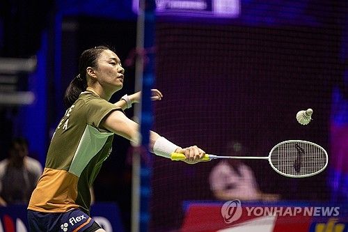 배드민턴 여자단식 김가은(삼성생명·세계 19위)은 24일(한국시간) 프랑스 렌 외곽도시 세송-세비네에서 열린 2025 세계배드민턴연맹(BWF) 월드 투어 프랑스 오픈(슈퍼 750)에서 8강전에서 왕즈이(중국·세계 2위)에게 게임스코어 0-2(20-22 18-21)로 패했다. 이날 신장 172cm 김가은은 자신의 장점이 높이를 살려 높은 곳에서 떨어지는 대각 스매싱을 적극 활용해 왕즈이를 강하게 압박했지만 치열한 접전 끝에 패하면서 왕즈이에게 준결승 진출 티켓을 내줬다. 연합뉴스