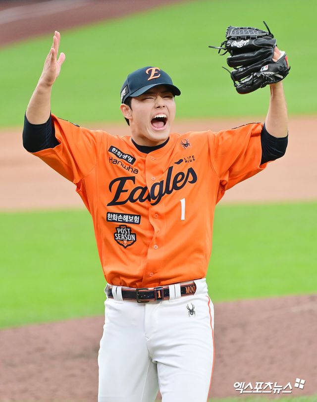 김경문 한화 이글스 감독이 생애 첫 포스트시즌에서 괴력투를 선보이고 있는 우완 파이어볼러 문동주를 플레이오프 5차전에서는 아끼겠다는 뜻을 밝혔다. 원투펀치 코디 폰세, 라이언 와이스의 동시 출격 가능성을 언급했다. 김경문 감독은 24일 대전 플레이오프 5차전 삼성 라이온즈와의 홈 경기에 앞서 문동주 불펜 대기 가능성에 대한 질문을 받은 뒤 '오늘 게임은 외국인 투수 2명으로 끝낼 생각이다. 문동주는 올해로 야구가 다 끝나는 게 아니다'라고 말했다. 이날 한화 미출전 명단에 류현진, 정우주가 포함되면서 문동주 등판 가능성이 있는 것 아니냐는 의견이 나왔으나 김 감독은 쐐기를 박았다. 엑스포츠뉴스DB