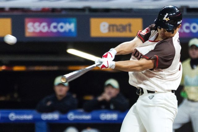 24일 오후 인천SSG랜더스필드에서 열린 SSG 랜더스 구단 행사 랜더스페셜 매치 - 섬곤전, 1회말 2사 2루 오태곤 팀 한두솔이 투런 홈런을 치고 있다. SSG 랜더스