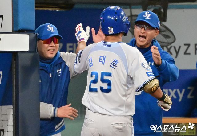 21일 오후 대구삼성라이온즈파크에서 열린 '2025 신한 SOL Bank KBO 포스트시즌' 한화 이글스와 삼성 라이온즈의 플레이오프 3차전 경기, 4회말 2사 삼성 김태훈이 솔로 홈런을 날린 후 박진만 감독과 하이파이브를 하고 있다. 엑스포츠뉴스 DB