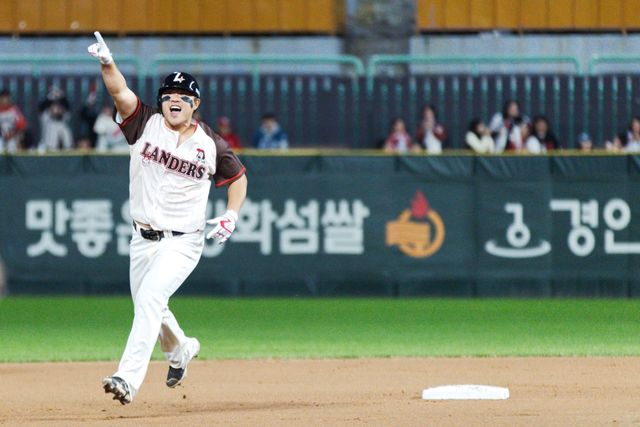 24일 오후 인천SSG랜더스필드에서 열린 SSG 랜더스 구단 행사 랜더스페셜 매치 - 섬곤전, 1회말 2사 2루 오태곤 팀 한두솔이 투런 홈런을 친 뒤 그라운드를 돌고 있다. SSG 랜더스