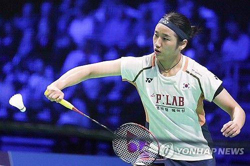 배드민턴 여자단식 김가은(삼성생명·세계 19위)은 24일(한국시간) 프랑스 렌 외곽도시 세송-세비네에서 열린 2025 세계배드민턴연맹(BWF) 월드 투어 프랑스 오픈(슈퍼 750)에서 8강전에서 왕즈이(중국·세계 2위)에게 게임스코어 0-2(20-22 18-21)로 패했다. 이날 신장 172cm 김가은은 자신의 장점이 높이를 살려 높은 곳에서 떨어지는 대각 스매싱을 적극 활용해 왕즈이를 강하게 압박했지만 치열한 접전 끝에 패하면서 왕즈이에게 준결승 진출 티켓을 내줬다. 연합뉴스