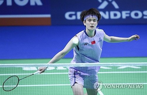 배드민턴 여자단식 김가은(삼성생명·세계 19위)은 24일(한국시간) 프랑스 렌 외곽도시 세송-세비네에서 열린 2025 세계배드민턴연맹(BWF) 월드 투어 프랑스 오픈(슈퍼 750)에서 8강전에서 왕즈이(중국·세계 2위)에게 게임스코어 0-2(20-22 18-21)로 패했다. 이날 신장 172cm 김가은은 자신의 장점이 높이를 살려 높은 곳에서 떨어지는 대각 스매싱을 적극 활용해 왕즈이를 강하게 압박했지만 치열한 접전 끝에 패하면서 왕즈이에게 준결승 진출 티켓을 내줬다. 연합뉴스