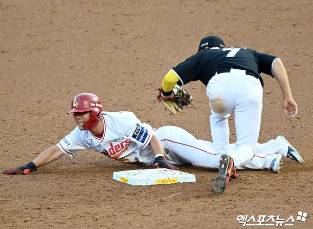 SSG 랜더스가 베테랑 내야수 김성현은 2026시즌 플레잉코치로 선임했다. SSG는 구단 문화와 방향성을 잘 이해하고 있는 김성현이 청라돔 시대를 이끌어갈 핵심 선수들에게 강팀 DNA를 전수해줄 적임자라고 판단했다. 또한 김성현이 선수 시절 쌓은 풍부한 경험과 리더십을 바탕으로 팀 성장에 큰 힘이 될 것으로 기대하고 있다. 엑스포츠뉴스 DB