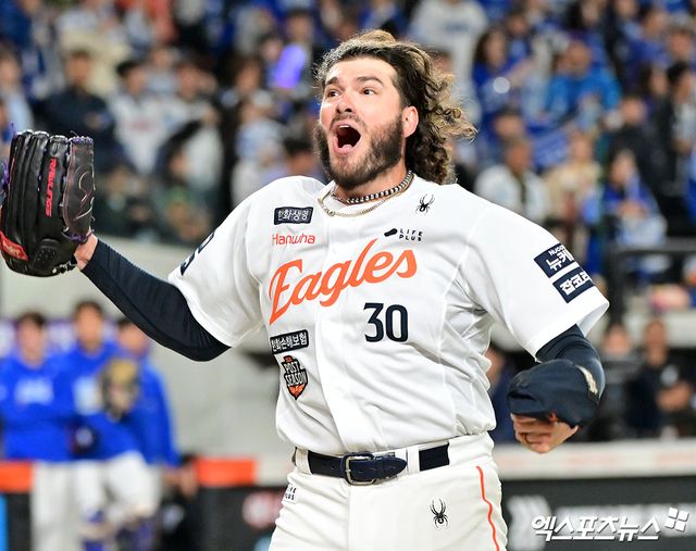 한화 이글스 외국인 투수 코디 폰세가 24일 대전 한화생명 볼파크에서 열린 삼성 라이온즈와의 2025 신한 SOL Bank KBO 포스트시즌 플레이오프(5전 3승제) 5차전에 선발등판, 5이닝 1실점으로 승리투수가 됐다. 사진 김한준 기자