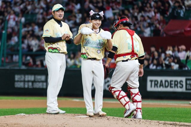 24일 오후 인천SSG랜더스필드에서 열린 SSG 랜더스 구단 행사 랜더스페셜 매치 - 섬곤전, 한유섬 팀 정준재가 퍼포먼스를 선보이고 있다. SSG 랜더스